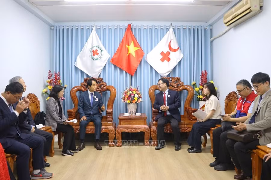131233-ong-nguyen-minh-nhut-chu-tich-hoi-chu-thap-do-thanh-pho-ho-chi-minh-tiep-ong-cho-euiyoung-chu-tich-hoi-chu-thap-do-thanh-pho-incheon-han-quoc-anh-thanh-vu-ttxvn.jpg
