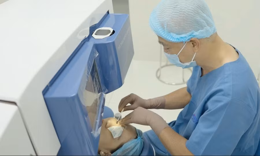 Bệnh nhân được điều trị bằng thiết bị máy móc hiện đại.