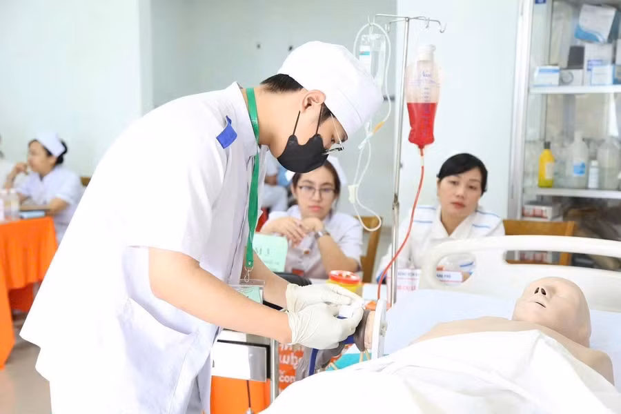 Sinh viên ngành Điều dưỡng - Trường Cao đẳng Viễn Đông thực hành kỹ năng chăm sóc người bệnh.
