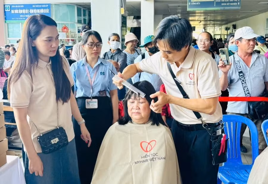 Chương trình trao tặng tóc giả cho bệnh nhân ung thư. 