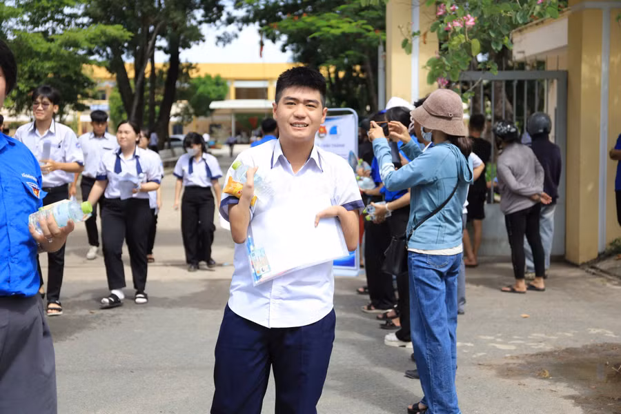 Thí sinh Phan Thành Thân tại Điểm thi trường THPT Hoàng Văn Thụ. 