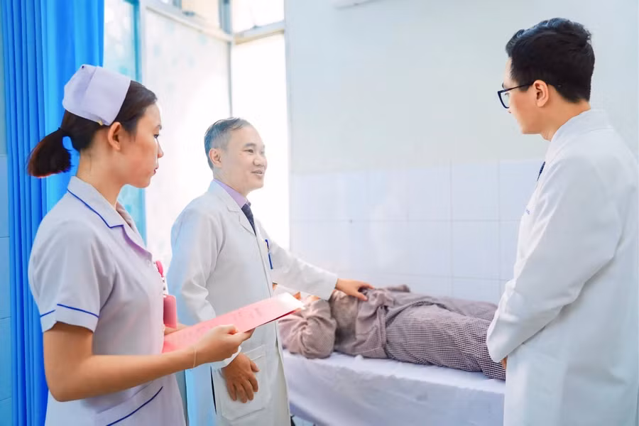 Bác sĩ thăm khám cho bệnh nhi sau phẫu thuật.