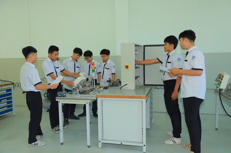 Việc học nghề ngay tại địa phương đã mang lại sự an tâm cho nhiều gia đình nghèo và cận nghèo.