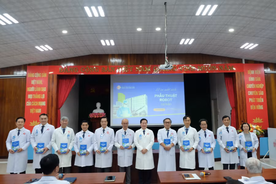 04-cac-thanh-vien-ban-bien-soan-don-nhan-sach.jpg