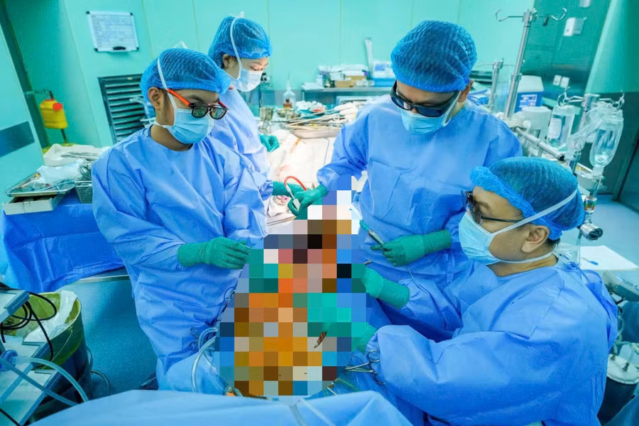 Ê-kíp thực hiện ca phẫu thuật.