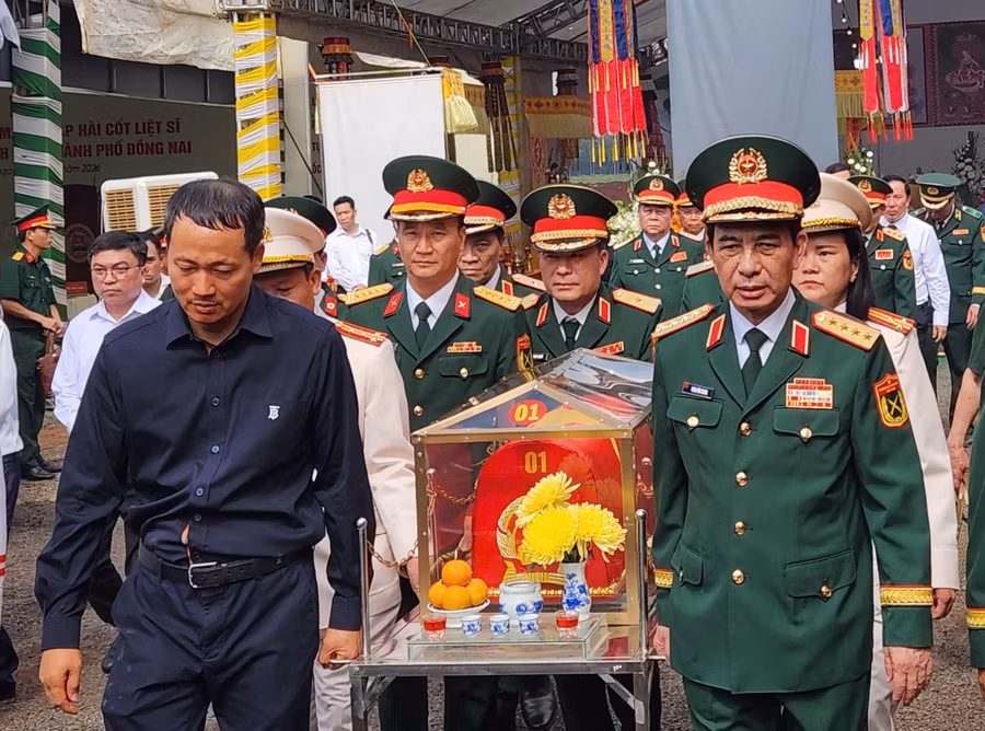 Đại tướng Phan Văn Giang, Ủy viên Bộ Chính trị, Phó Thủ tướng Chính phủ, Bộ trưởng Bộ Quốc phòng thực hiện lễ di quan các hài cốt tại khu vực xã Minh Đức, thành phố Đồng Nai.