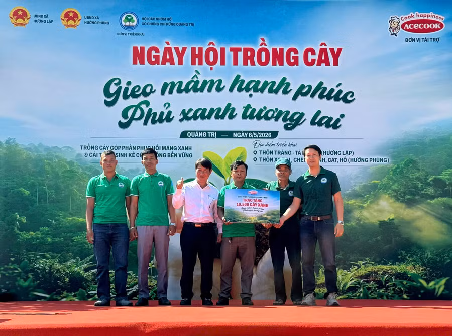 ong-vo-duc-duy-dai-dien-acecook-viet-nam-tien-hanh-trao-tang-10000-cay-xanh-cho-dai-dien-va-to-chuc-dia-phuong-2.jpg