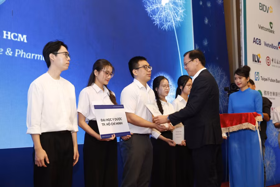 Ở hạng mục trực tiếp, quỹ trao 160 suất học bổng với tổng trị giá 6,4 tỷ đồng.