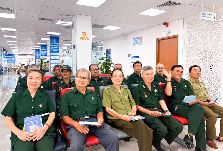 Sáng 27/7, nhiều thương binh, bệnh binh, cựu chiến binh tại TPHCM đến VNVC tiêm vaccine cúm miễn phí.