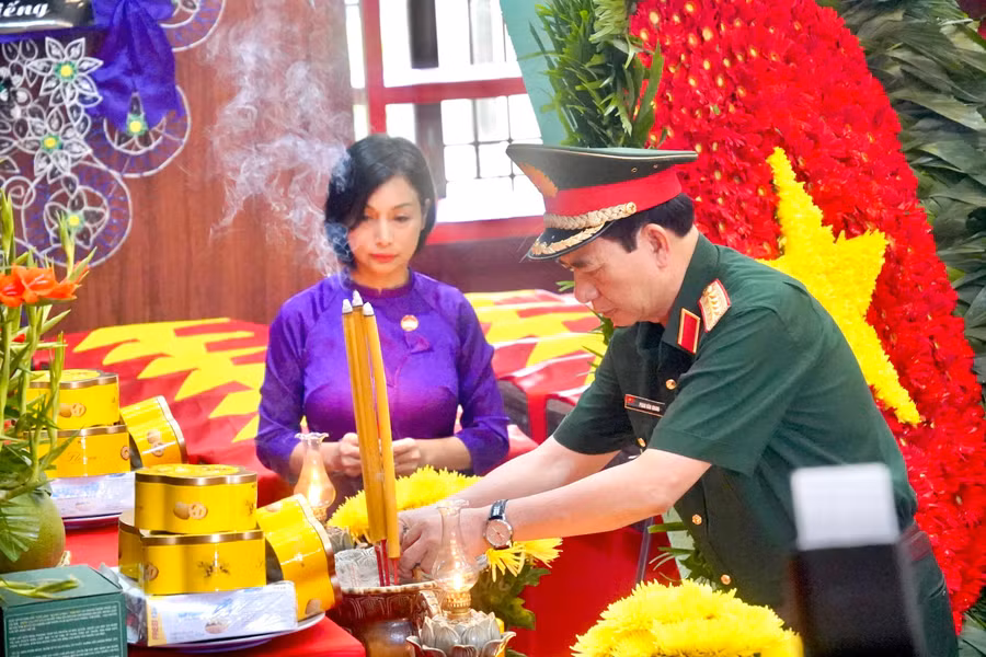 Đại tướng Phan Văn Giang dâng hương tại nhà quàn hài cốt liệt sĩ. 
