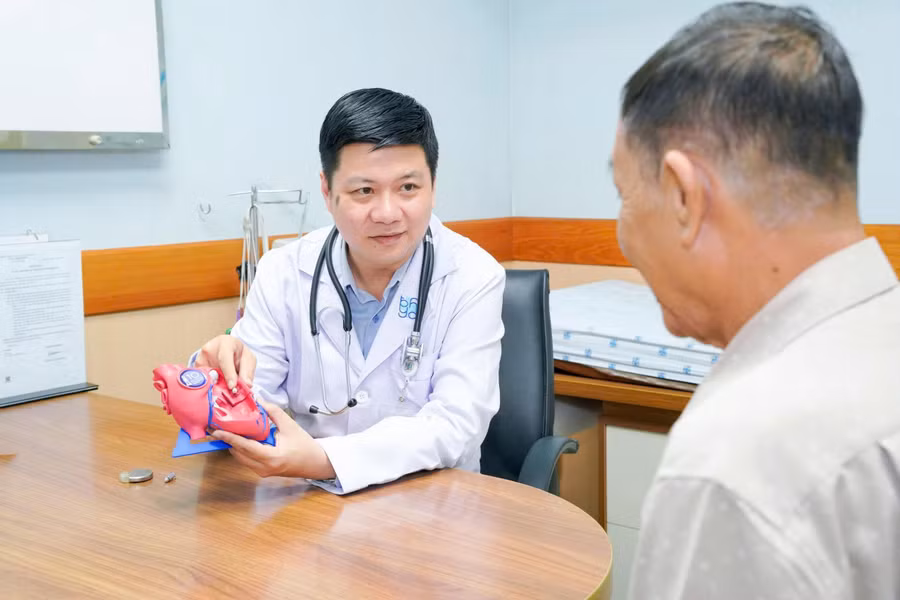 TS.BS Lương Cao Sơn tư vấn cho người bệnh về phương pháp tạo nhịp tim.