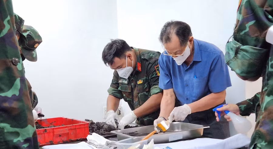 Các bộ hài cốt này được đưa vào khu vực chuyên dụng để làm sạch, lấy mẫu, lưu mẫu.