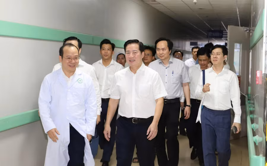 PGS.TS.BS Trần Vĩnh Hưng – Giám đốc Bệnh viện Bình Dân dẫn đầu cùng 8 chuyên gia đầu ngành đến làm việc tại Bà Rịa.