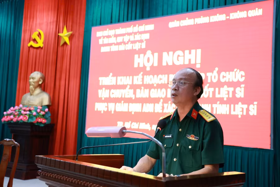 Đại tá Nguyễn Đình Chuẩn, Phó Chính ủy Bộ Tư lệnh TPHCM, phát biểu tại hội nghị. 