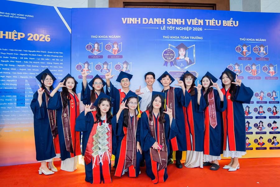 Hàng trăm Tân Thạc sĩ và Tân Cử nhân tại lễ tốt nghiệp.