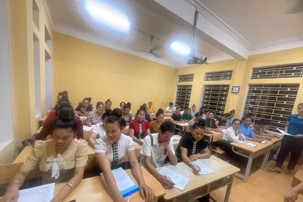 Người dân xã Văn Lãng (Lạng Sơn) tham gia lớp xoá mù chữ.