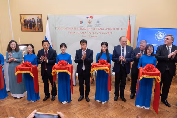 Lễ trao tặng Tủ sách tiếng Việt của NXBGDVN (Nguồn: ĐH SP QG Herzen).