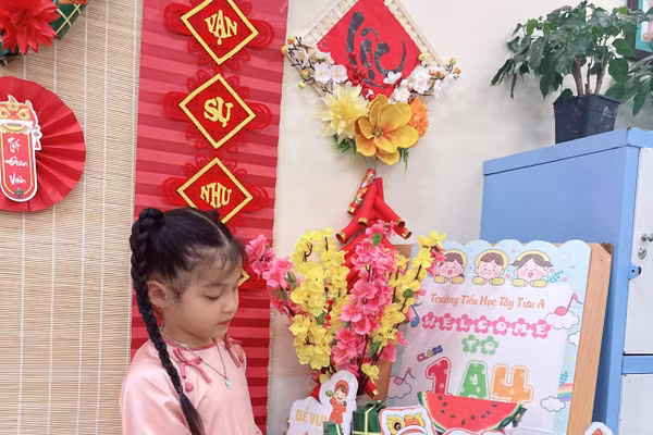 Học sinh Trường Tây Tựu A (phường Tây Tựu, Hà Nội) cùng trang trí không khí Tết.