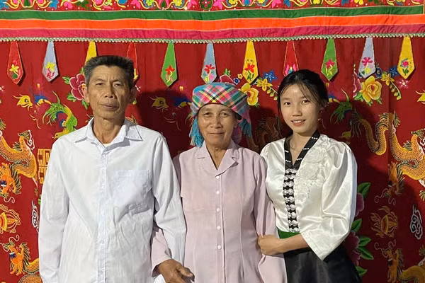 Điêu Thị Thu cùng ông bà.