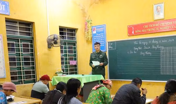 Thượng uý Vàng A Di - Đội trưởng Phòng chống ma túy và tội phạm, Đồn Biên phòng Leng Su Sìn, Ban chỉ huy Bộ đội Biên phòng tỉnh Điện Biên tham gia dạy lớp xoá mù chữ. Ảnh NVCC.