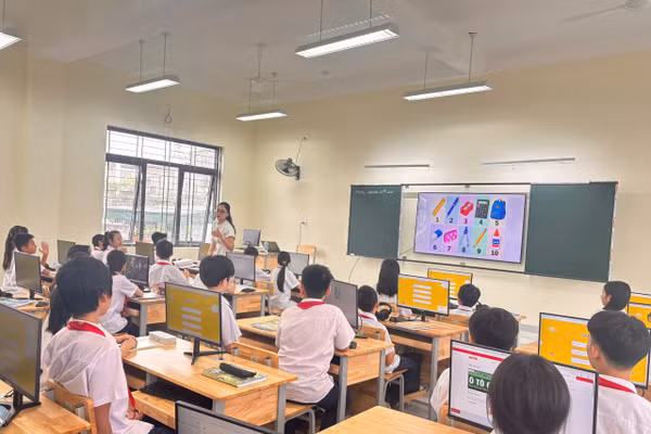 Một tiết học tiếng Anh của cô trò Trường Tiểu học và THCS Lý Thường Kiệt.