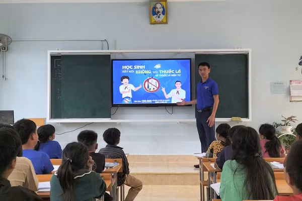Thầy Võ Công Ninh - Bí thư Đoàn Trường PTDT Nội trú THCS Thượng Trạch tổ chức các bài giảng về phòng chống tác hại thuốc lá cho học sinh.