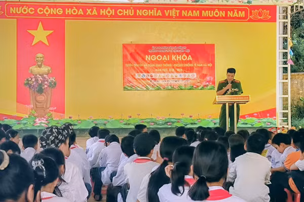 Trường PTDTBT TH&THCS Liên Hội mời công an về tuyên truyền, giáo dục cho học sinh.