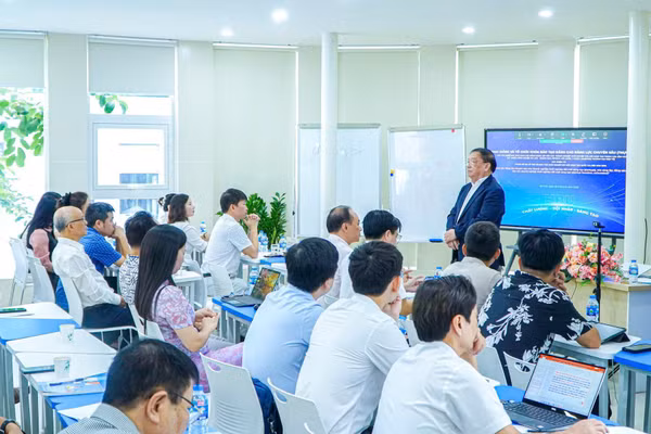 NGND.PGS.TS. Tô Ngọc Hưng phát biểu khai giảng khoá học Nâng cao năng lực chuyên sâu.