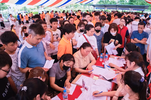 Phụ huynh và học sinh, sinh viên làm thủ tục nhập học.