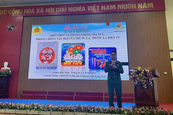 Trường THPT DTNT tỉnh Lạng Sơn mời chuyên gia về tư vấn phòng chống tác hại của thuốc lá.