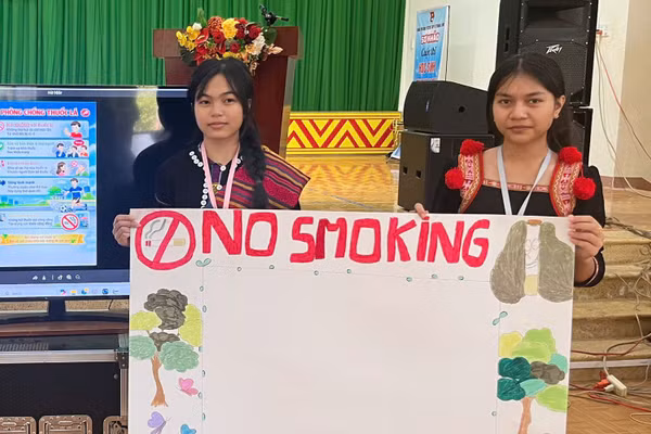 Học sinh Trường Phổ thông Dân tộc Nội trú THPT N’ Trang Lơng (Đắk Lắk) tuyên truyền phòng chống tác hại thuốc lá.