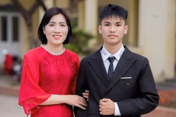 Nguyễn Minh Vũ và cô giáo chủ nhiệm.
