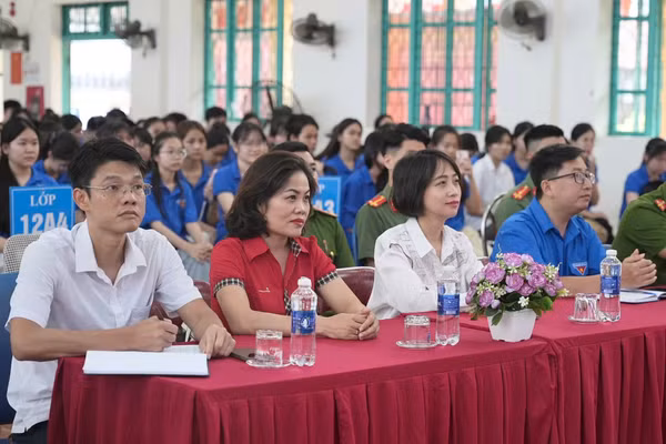 Thạc sĩ Hoàng Đức Cường - Hiệu trưởng Trường THPT DTNT tỉnh Lạng Sơn (tỉnh Lạng Sơn) ngoài cùng bên trái.