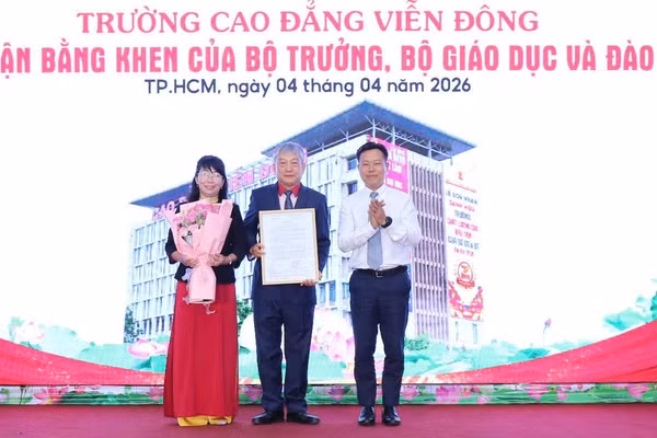 Thứ trưởng Bộ GD&ĐT Lê Quân (ngoài cùng bên phải) trao bằng khen của Bộ trưởng Bộ GD&ĐT.