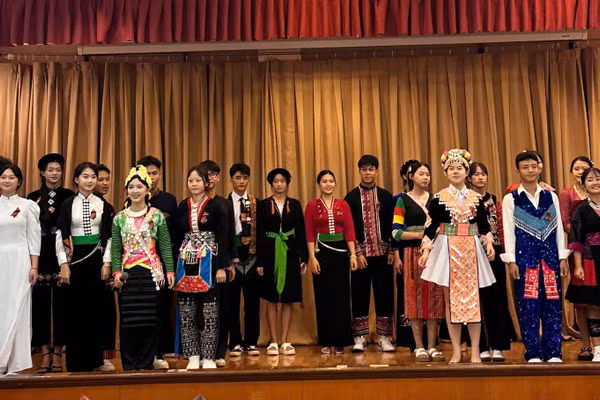 Học sinh Trường PTDTNT THPT tỉnh Điện Biên tham gia giao lưu văn hoá ở nước ngoài. Ảnh NT.