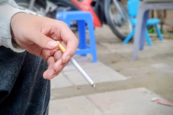 Hiện tượng sinh viên, học sinh sử dụng thuốc lá tại các nơi công cộng. Ảnh Quỳnh Chi.