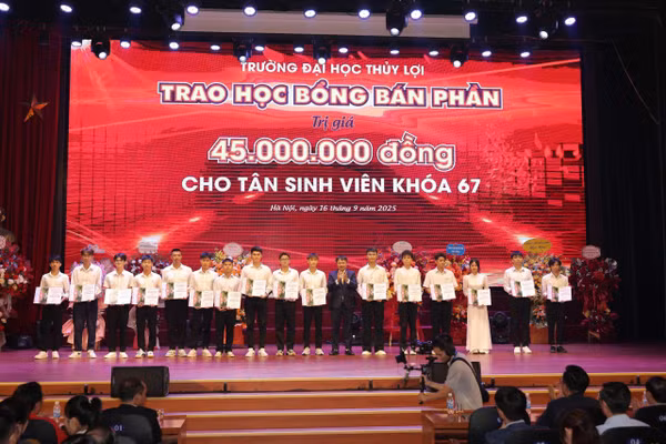 Tân sinh viên được trao học bổng.