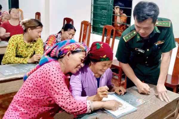 Đại uý Vù Xuân Hùng, Đội trưởng Đội vận động quần chúng, Đồn Biên phòng Tùng Vài, Ban Chỉ huy Bộ đội Biên phòng tỉnh Tuyên Quang dạy chữ cho học viên. Ảnh NVCC.
