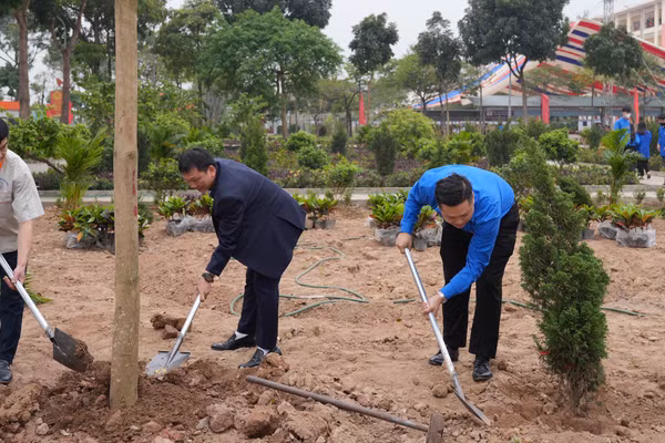 Lãnh đạo Trường CĐ Nghề Kỹ thuật Công nghệ cùng các đơn vị tổ chức trồng cây trong khuôn viên nhà trường.