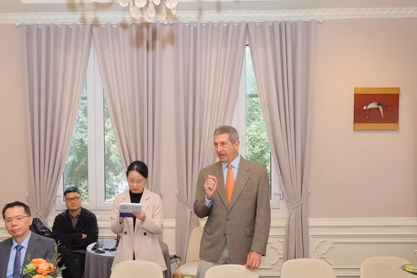 Giáo sư Danh dự Andrew K. Rose, Hiệu trưởng Trường Kinh doanh thuộc Đại học Quốc gia Singapore (NUS Business School) chia sẻ tại buổi thảo luận.