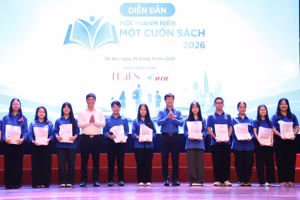 Trung ương Hội Liên hiệp Thanh niên Việt Nam trao tặng 30 học bổng cho sinh viên có hoàn cảnh khó khăn vươn lên trong học tập.