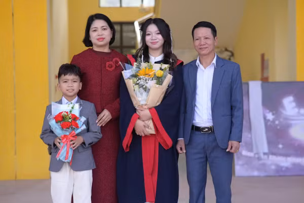 Đinh Lò My Duyên cùng gia đình.