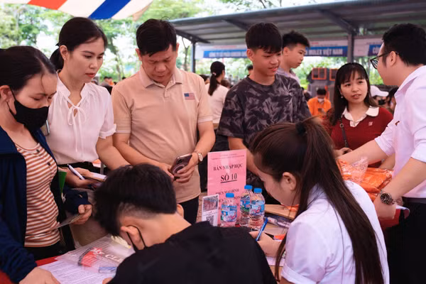 Học sinh nhập học tại Trường Cao đẳng nghề Kỹ thuật Công nghệ.