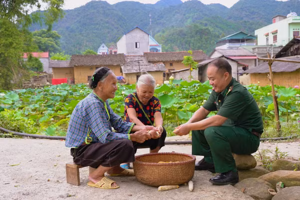 Trung tá Lương Văn Tuấn - Trợ lý Chính sách, phòng Chính trị, Ban chỉ huy Bộ đội Biên phòng tỉnh Lạng Sơn đến từng nhà vận động người dân đến lớp. Ảnh NVCC.
