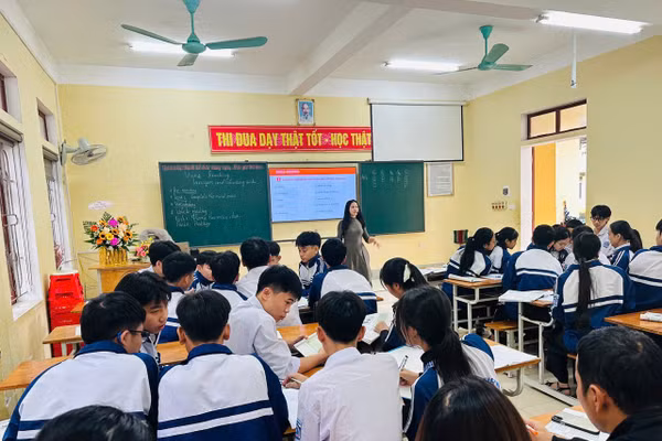 Cô Trần Thị Tâm – giáo viên Trường THPT Hương Khê (Hà Tĩnh) cho học sinh thảo luận về công tác phòng chống tác hại thuốc lá để thuyết trình.