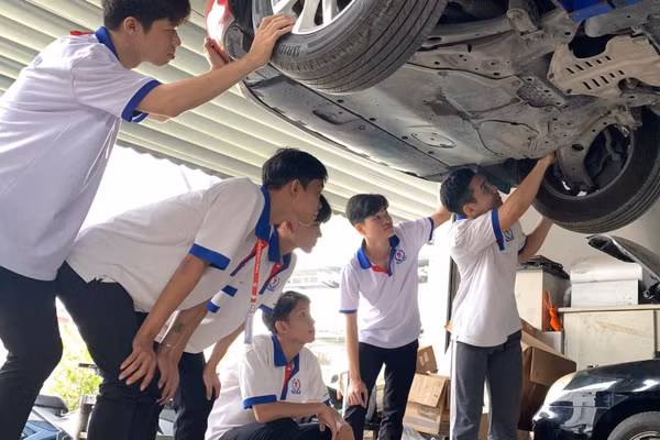 Một tiết học thực hành của Trường Cao đẳng Quốc tế TPHCM. Ảnh NT.