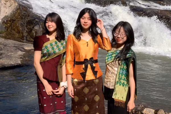 Khánh Linh ở giữa cùng bạn.