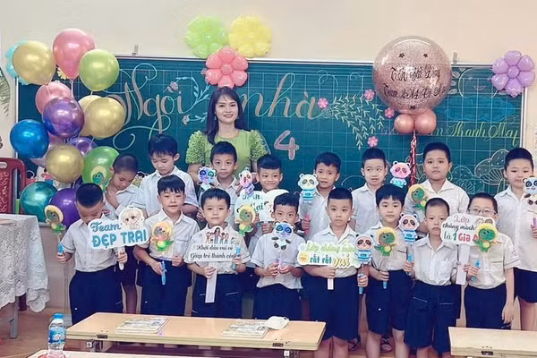 Cô Mai cùng học trò của mình.