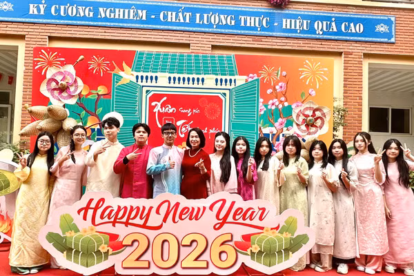 Cô Ngô Hồng Giang - cùng học trò trước giờ tham gia hoạt động trải nghiệm gói bánh chưng. Ảnh NC.