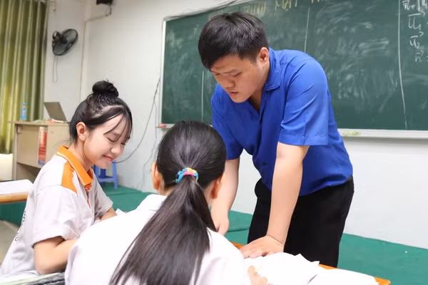 Thầy trò Trường Cao đẳng Viễn Đông.